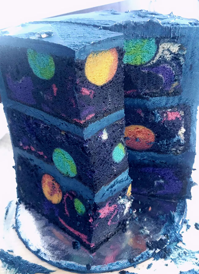 Pastel con decoración de planetas, rebanada